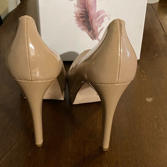 Jessica Simpson Nude Round Toe Platform Patent Pumps (size 10) - Picture 2 of 9